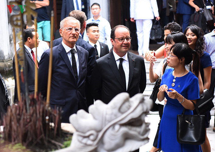 french president tours hanoi old quarter