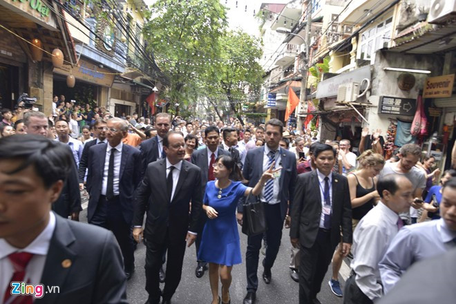 french president tours hanoi old quarter
