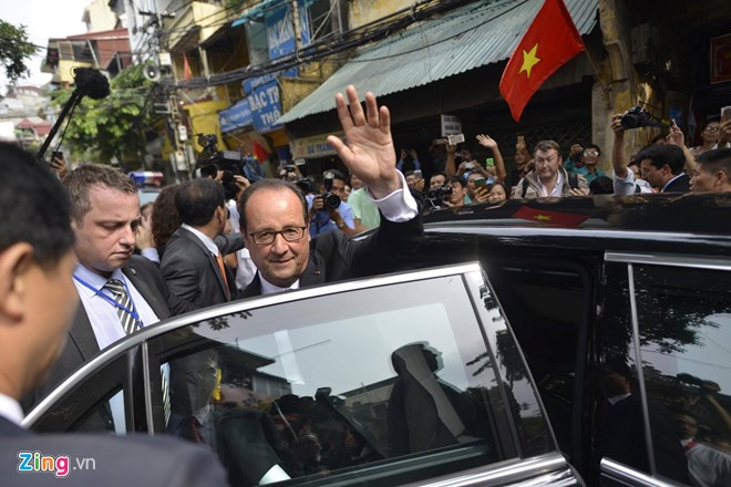 french president tours hanoi old quarter