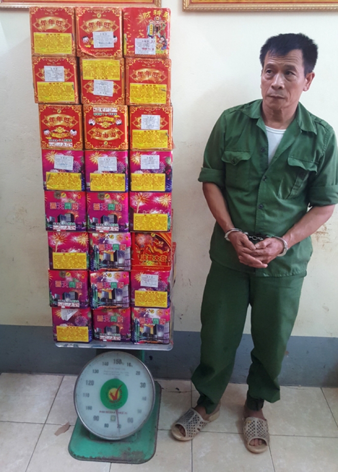 lang son arresting a man transporting 70 kg of firecrackers