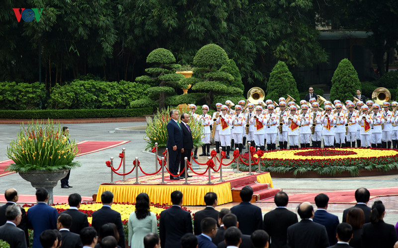 in photos welcome ceremony for hungarian pm in hanoi