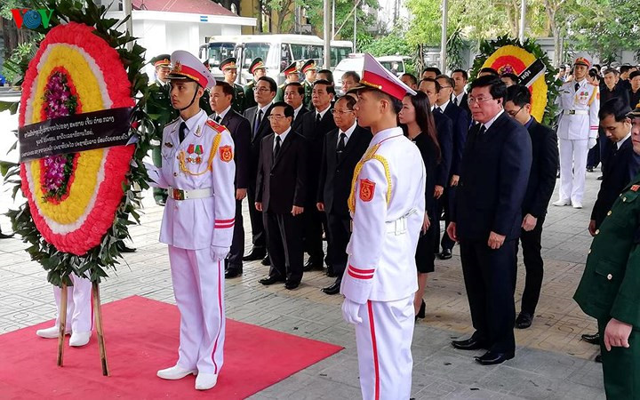 international delegations pay respect to president quang