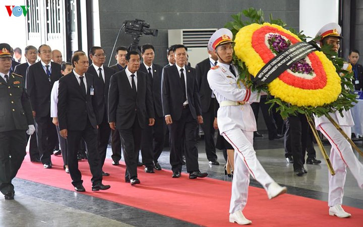 international delegations pay respect to president quang