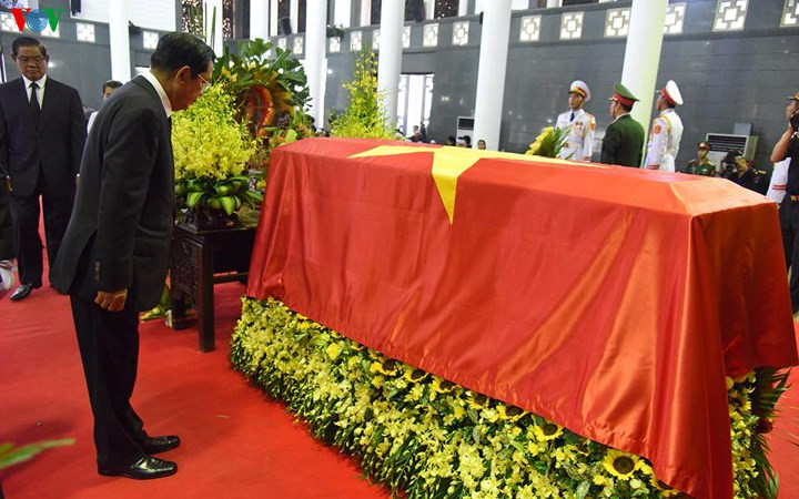 international delegations pay respect to president quang