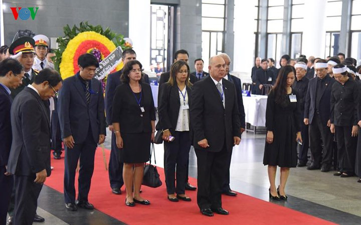 international delegations pay respect to president quang