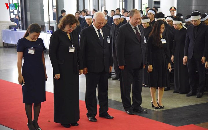 international delegations pay respect to president quang