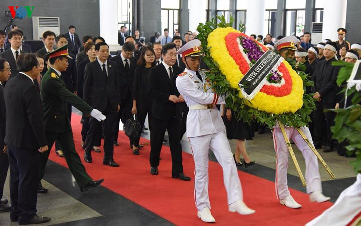 international delegations pay respect to president quang