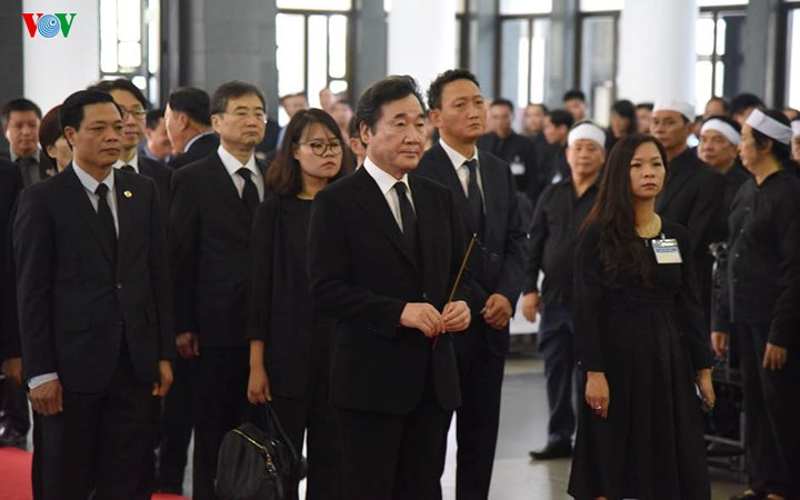 international delegations pay respect to president quang