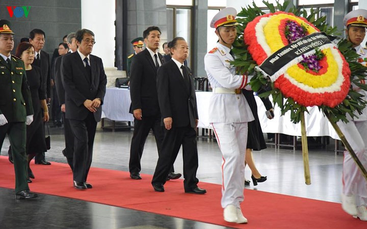 international delegations pay respect to president quang