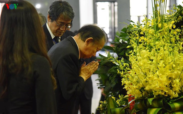 international delegations pay respect to president quang