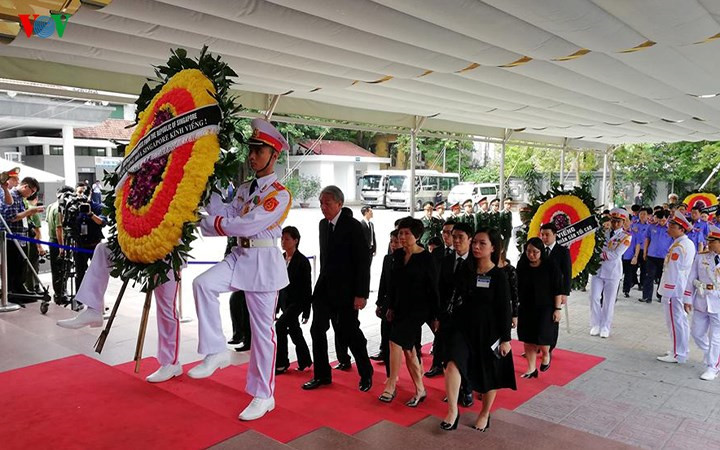 international delegations pay respect to president quang