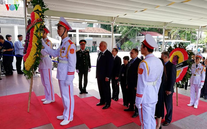 international delegations pay respect to president quang