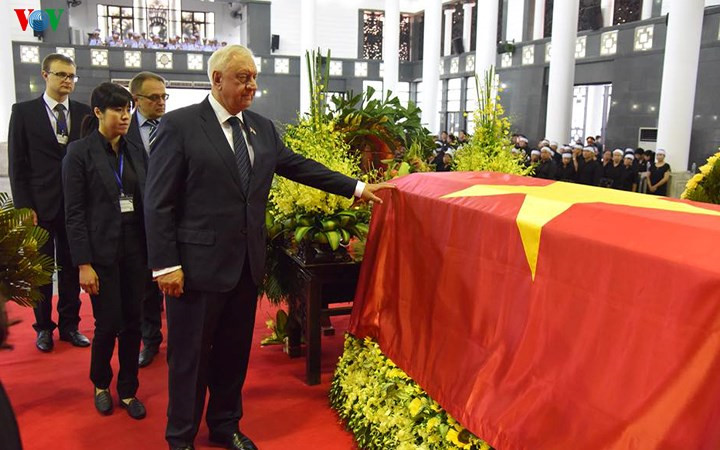 international delegations pay respect to president quang