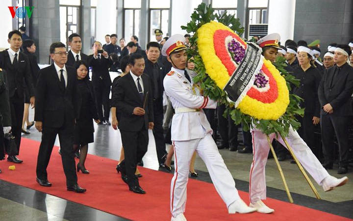 international delegations pay respect to president quang