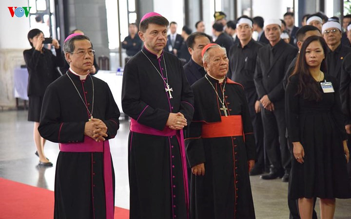 international delegations pay respect to president quang