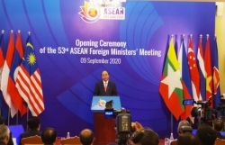 PM Phuc highlights ASEAN solidarity in coping with difficulties and challenges