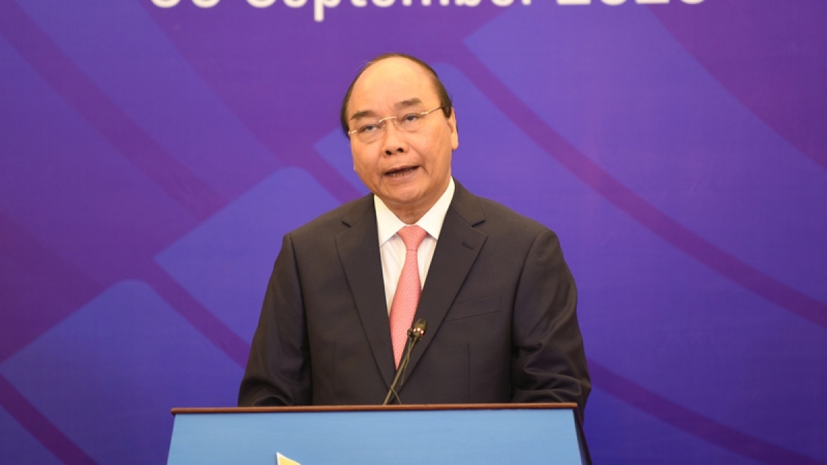 Prime Minister Nguyen Xuan  Phuc delivers a welcoming speech at the AMM-53