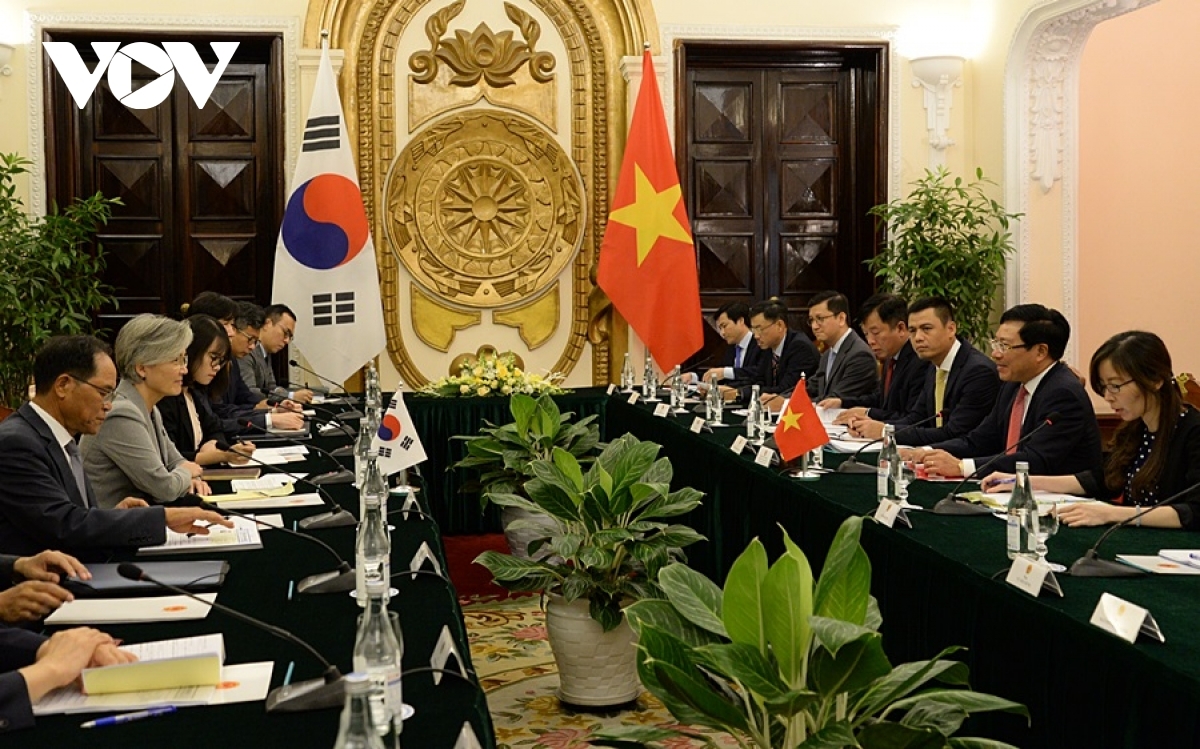 Deputy Prime Minister and Foreign Minister Pham Binh Minh holds talks with RoK's Foreign Minister Kang Kyung-wha