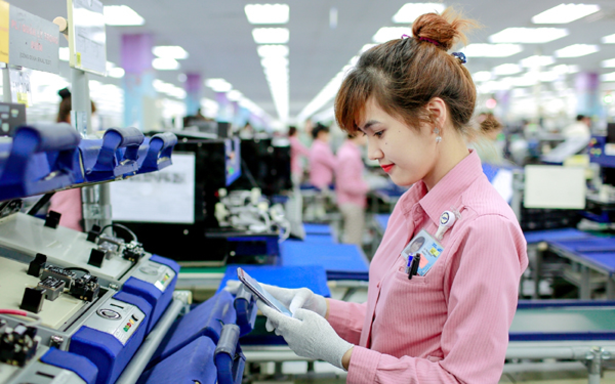 Manufacturing electronic components at Samsung  Electronics Vietnam Plant in Bac Ninh province.