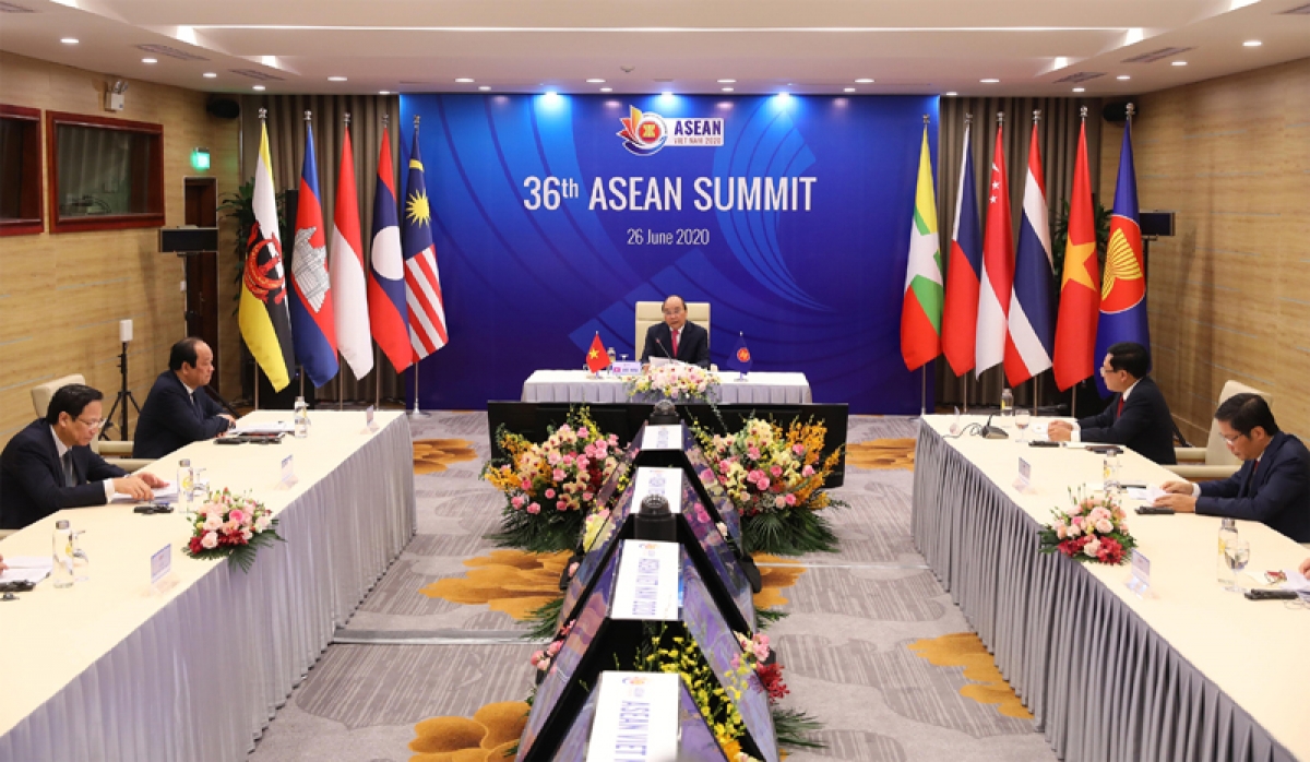 At high-level meetings, ASEAN leaders call on parties concerned to settle the South China Sea dispute through peaceful means in accordance with international law. (In the photo, Vietnamese Prime Minister Nguyen Xuan Phuc chairs the 36th ASEAN Summit on June 26.)