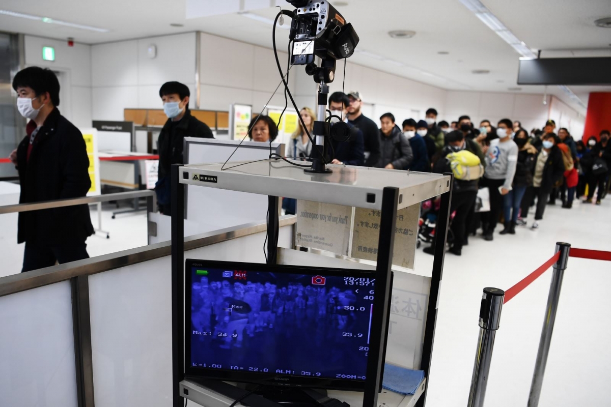 Thermal sensors are used to check passengers' temperature at Narita Airport. (Photo: AFP)