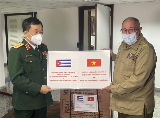 Vietnam, Cuba’s defence leaders hold talks hinh anh 2