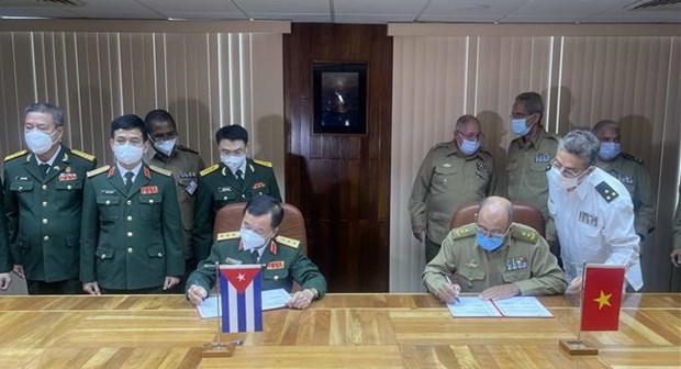 Vietnam, Cuba’s defence leaders hold talks hinh anh 1