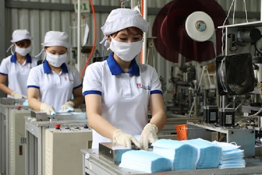 Vietnam exports over 15 million medical masks in August hinh anh 1