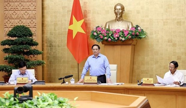 Government meeting looks into socio-economic situation in eight months hinh anh 1