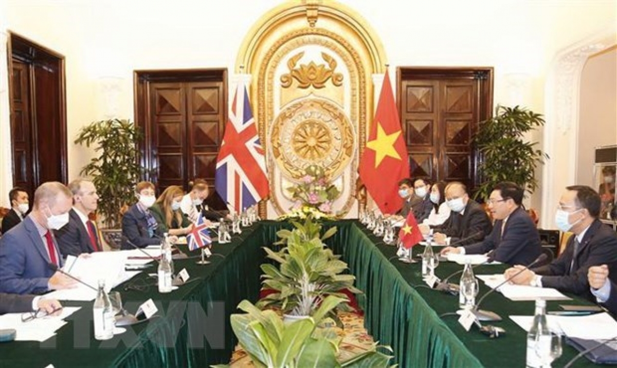 The talks in Hanoi on September 30 between Vietnamese Deputy PM and Foreign Minister Pham Binh Minh (second, right) and UK First Secretary of State and Secretary of State for Foreign, Commonwealth and Development Affairs Dominic Rabb (second, left) (Photo: VNA)