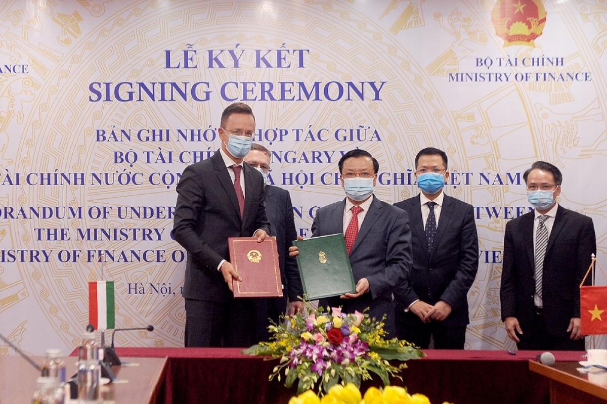The MoU on financial cooperation between Vietnam and Hungary is inked during a Vietnam visity by Hungarian Minister of Foreign Affairs and Trade Péter Szijjártó.