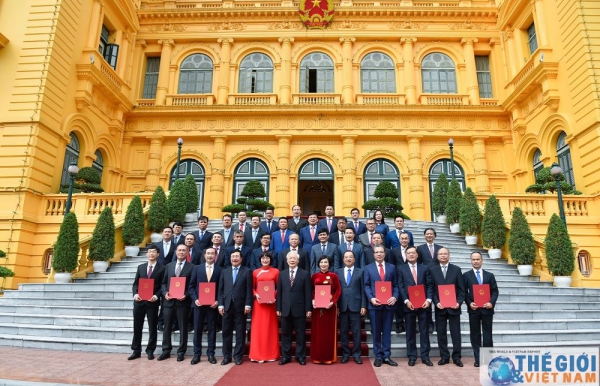 Top Vietnamese leaders presents appointment decisions to new ambassadors