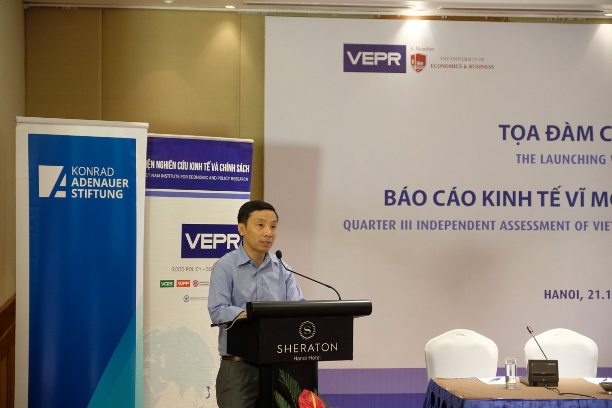 Assoc. Prof. Dr. Pham The Anh, chief economist at the Vietnam Institute for Economic and Policy Research speaks at the event