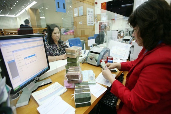 Earning big, banks urged to further cut interest rates for affected borrowers hinh anh 1