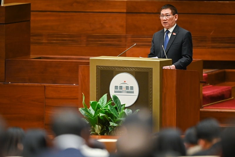 On behalf of the Prime Minister, the Minister of Finance presented the report. Photo: quochoi.vn