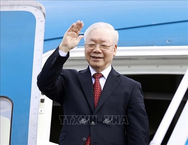 Party General Secretary leaves on visit to China hinh anh 1