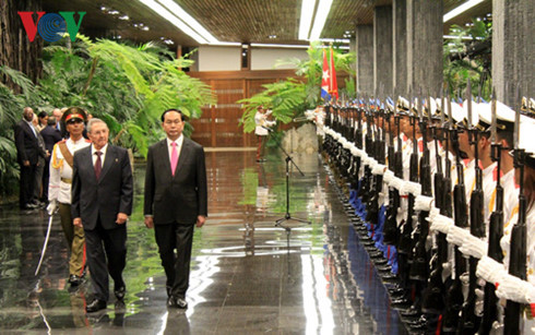 president tran dai quang holds talks with cuban leader