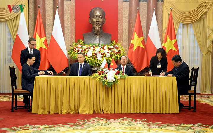 polish president duda cordially welcomed in hanoi