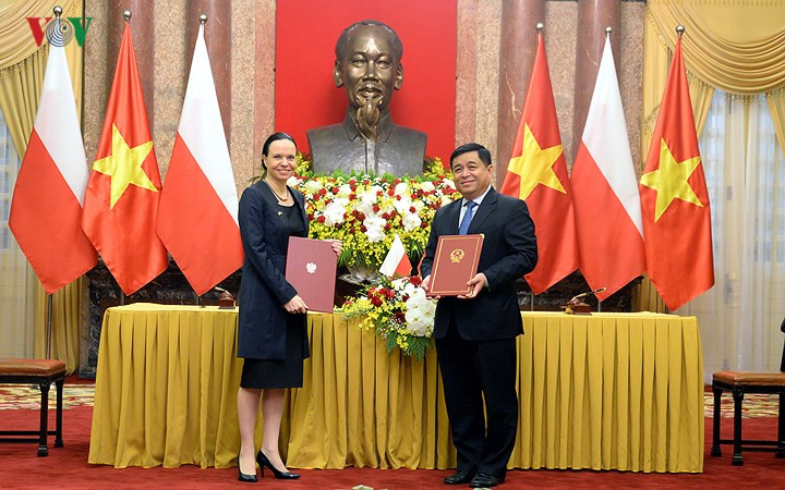 polish president duda cordially welcomed in hanoi