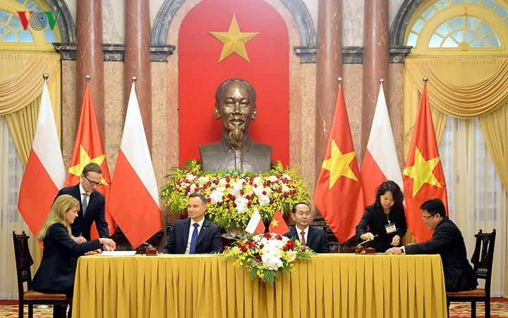 polish president duda cordially welcomed in hanoi