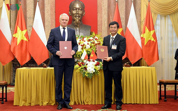 polish president duda cordially welcomed in hanoi