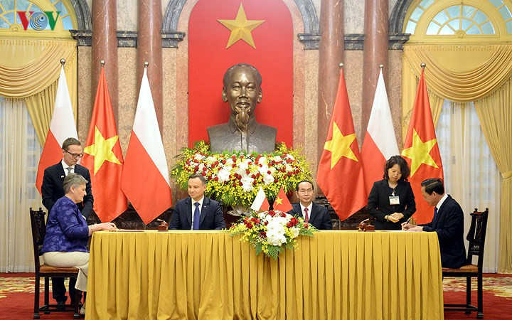 polish president duda cordially welcomed in hanoi