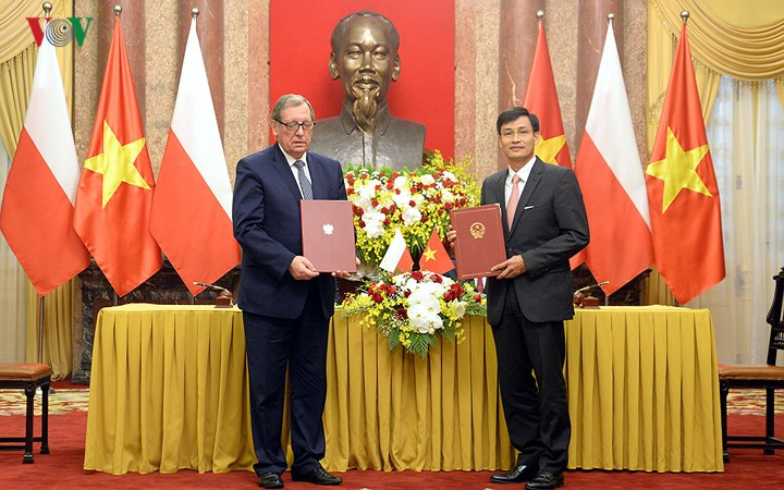 polish president duda cordially welcomed in hanoi