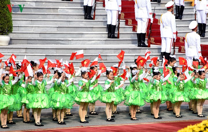 polish president duda cordially welcomed in hanoi