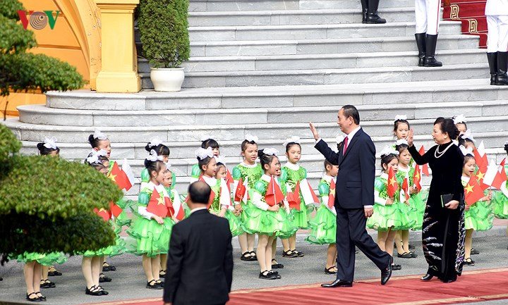 polish president duda cordially welcomed in hanoi