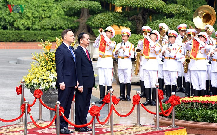 polish president duda cordially welcomed in hanoi