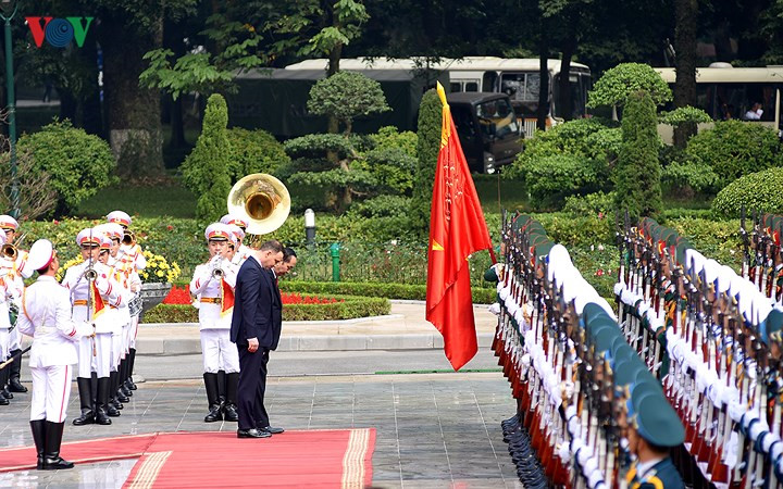 polish president duda cordially welcomed in hanoi