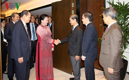 top vietnamese legislator meets singaporean businesses