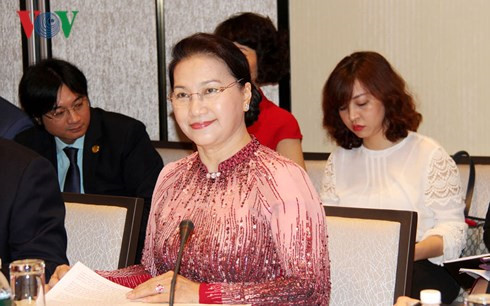 top vietnamese legislator meets singaporean businesses