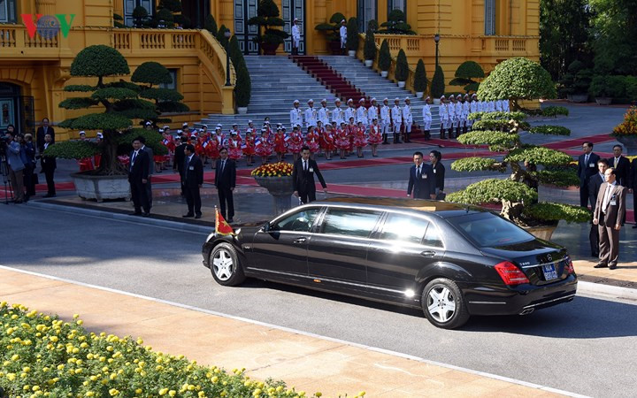 french pm edouard philippe warmly welcomed in vietnam